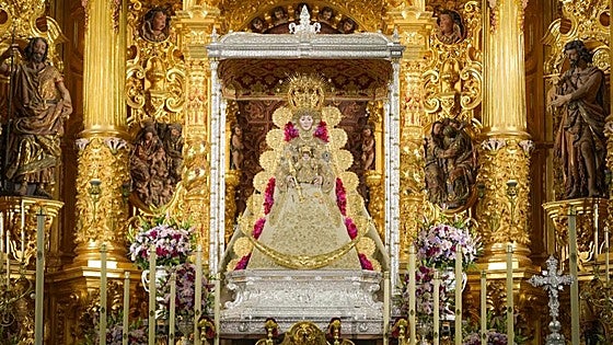 La Virgen del Rocío amanece entronizada en sus andas esperando una nueva Romería