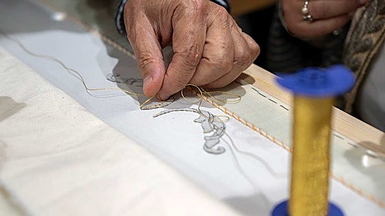 Huelva da la primera puntada a su nuevo traje para la Virgen del Rocío
