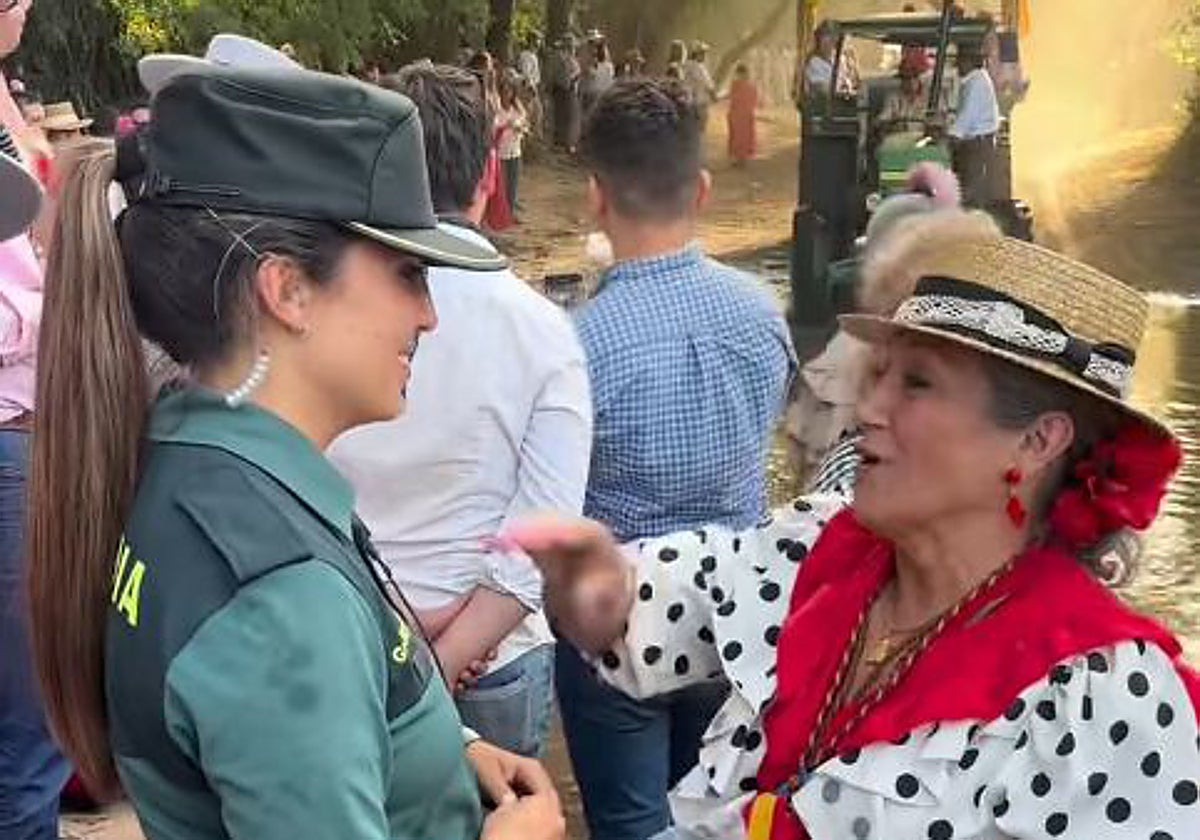 Una peregrina bautiza a una Guardia Civil en el camino del Rocío para ...