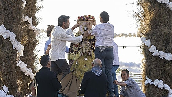 Así te hemos contado la salida de la Virgen del Rocío 2026 para su traslado a Almonte