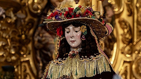 El significado oculto del traje de Pastora de la Virgen del Rocío: la diferencia con su vestimenta de Reina