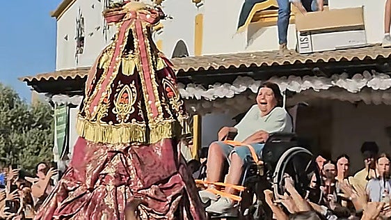 El emotivo momento que vivió una mujer en silla de ruedas durante la Venida de la Virgen del Rocío 2026: «Después que digan que esto no es fe»