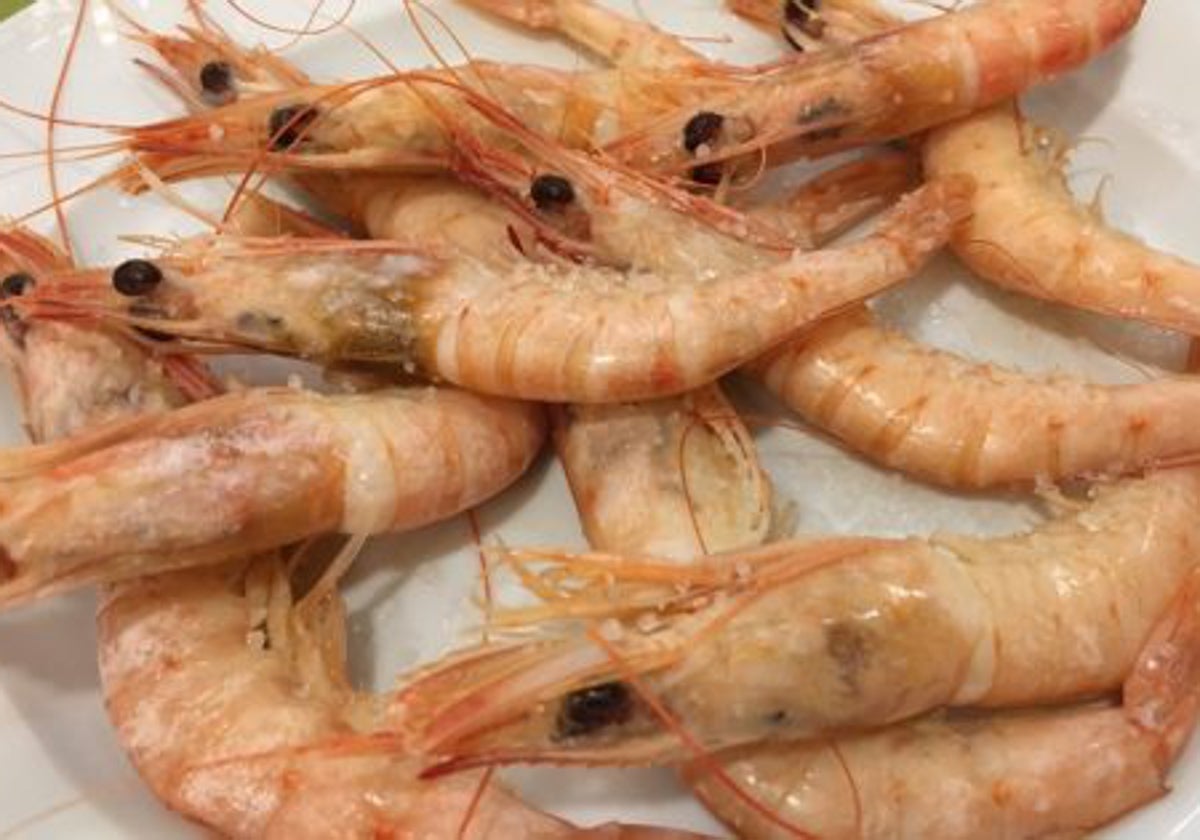 Plato de gambas en un restaurante de Huelva capital