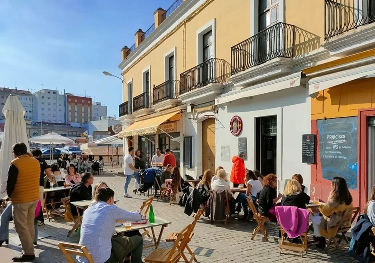 Ambiente en la terraza del bar Gallo Negro en el centro de Huelva