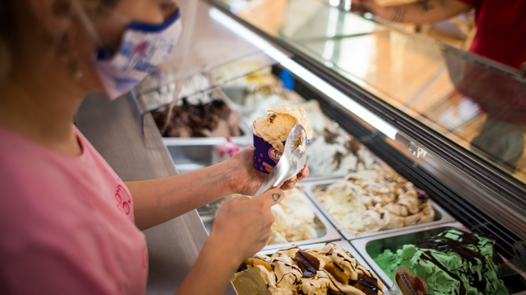 Una dependienta de 19 Palmeras sirviendo un helado