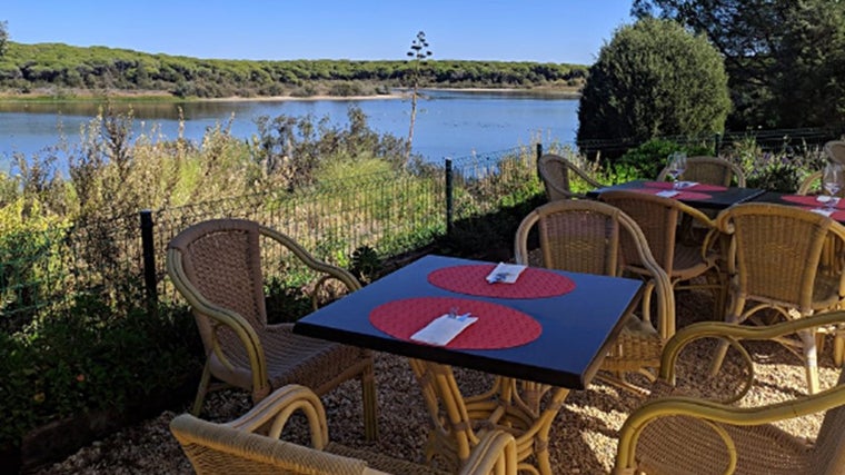 Terraza del Restaurante Calamón junto a la laguna de El Portil