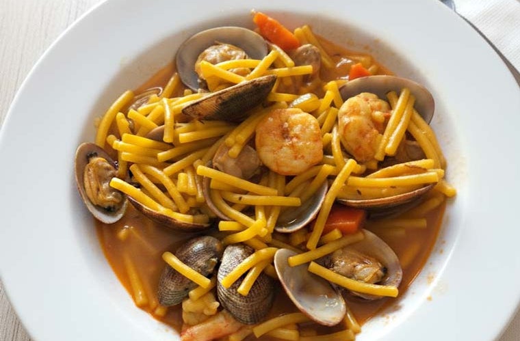El guiso que nunca falla en Andalucía: así se preparan los clásicos fideos con almejas