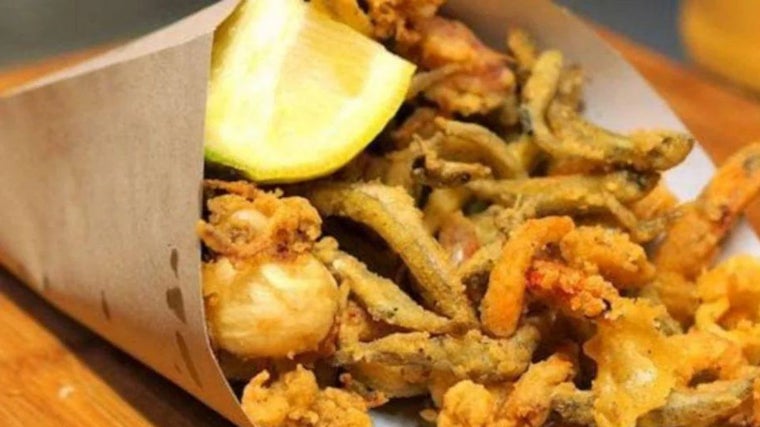 El pescaíto frito hay personas que lo prefieren condimentado después con limón
