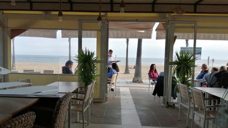 Vistas a la playa desde el interior del Restaurant El Salaíto