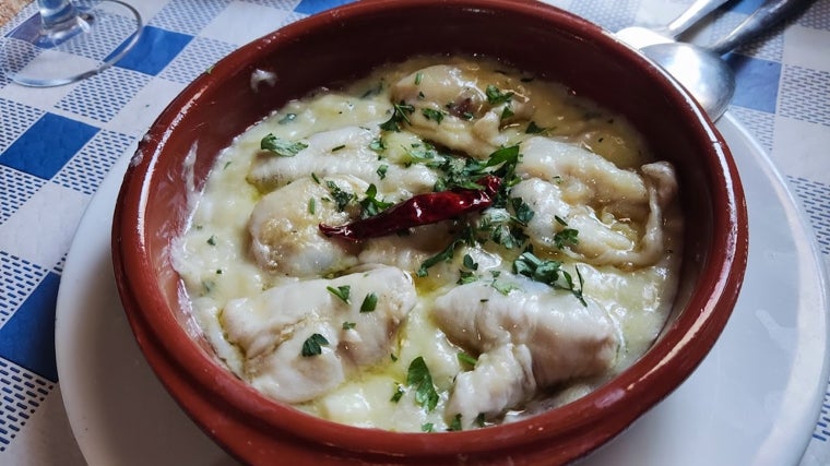 Tapa de bacalao servida en el Asador Los Vascos