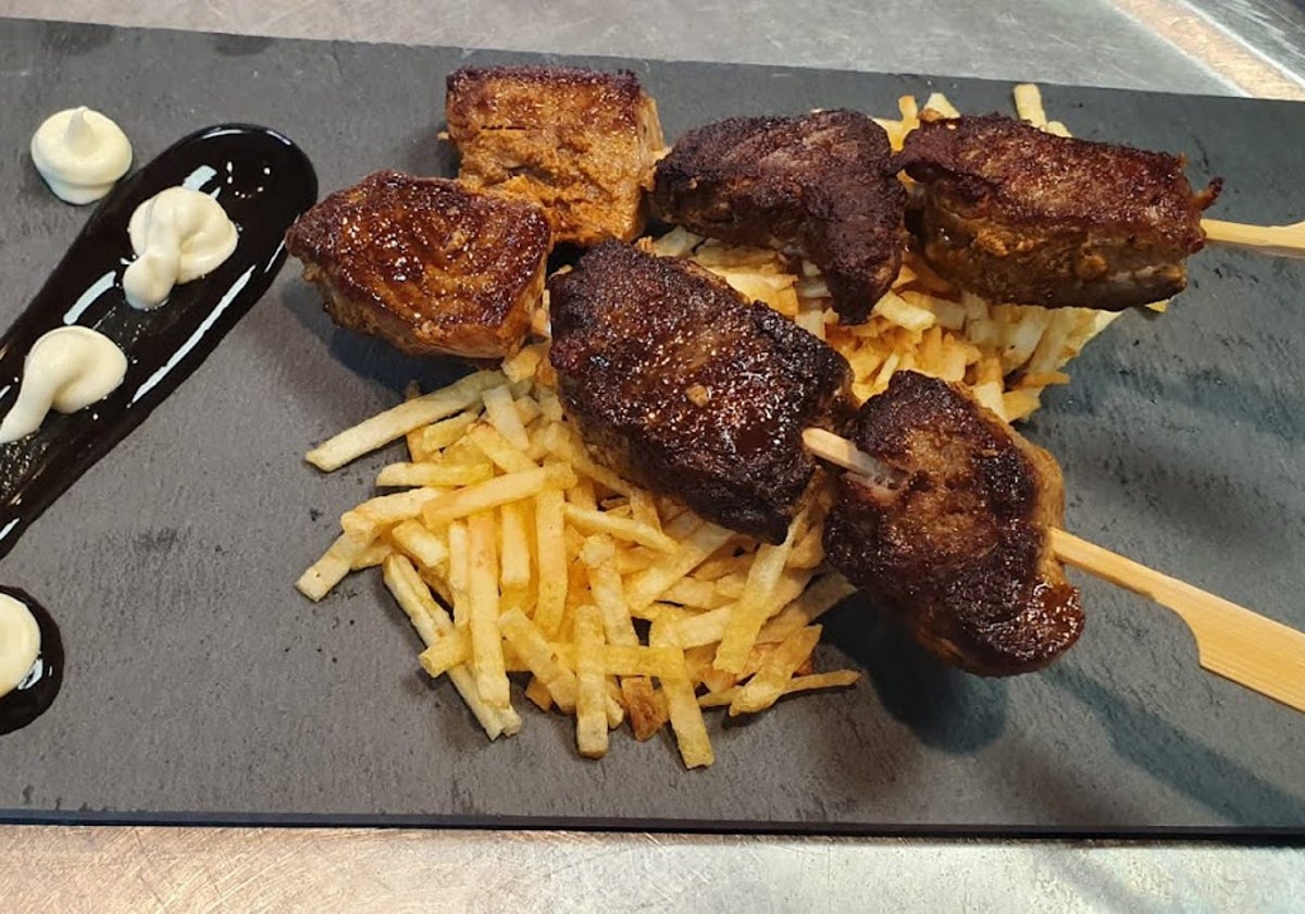 Plato de brochetas servido en el Bar Cosas Buenas, uno de los mejores sitios en Huelva para comer con niños y disfrutar en familia