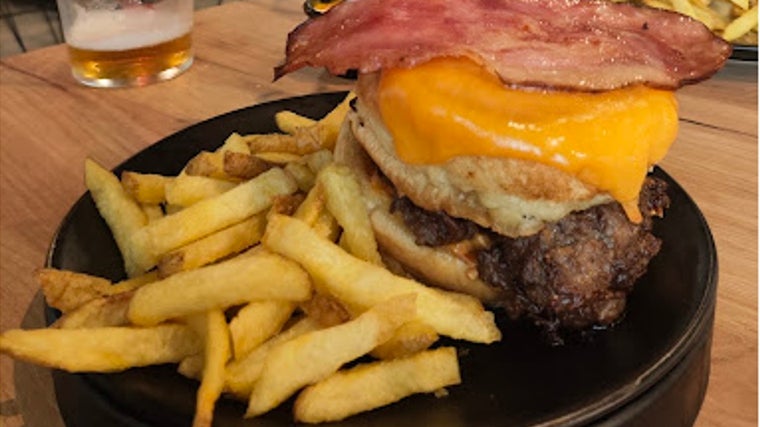 Hamburguesa servida en Monkey Food Huelva