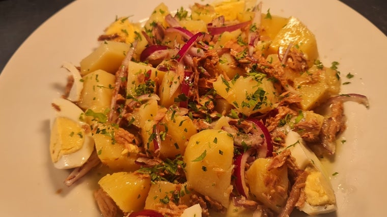 Aliño de patatas servido en UNO Beach Club