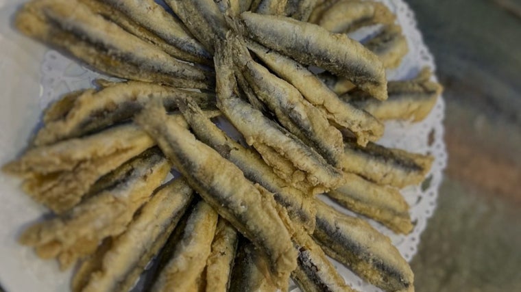 Plato de boquerones fritos servido en El Marinero