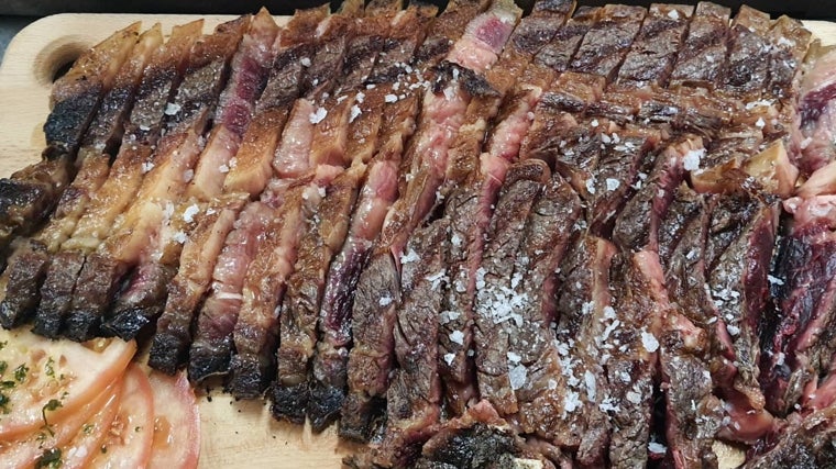Plato de carne servido en el Restaurante Grill Tierra y Mar