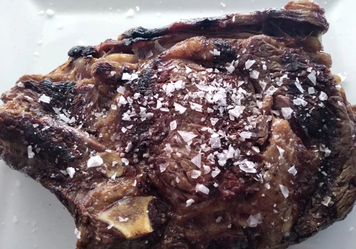 Carne servida en el Restaurante Brasería Mizabé, uno de los mejores sitios donde comer carne en la costa de Huelva