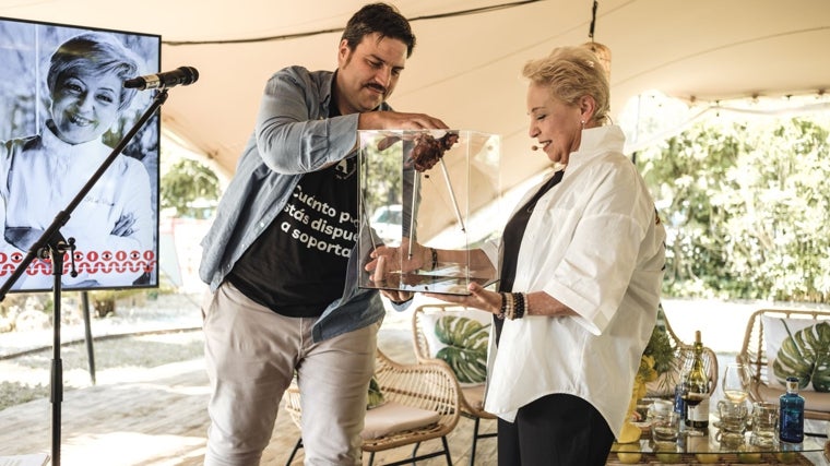 Xanty Elias entrega el reconocimiento a la cocinera Susi Díaz