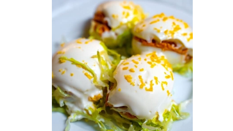 Huevos rellenos servidos en el restaurante Rocataliata