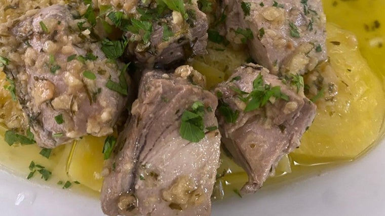 Plato de atún con patatas servido en el Bar de Isidro, en Punta Umbría