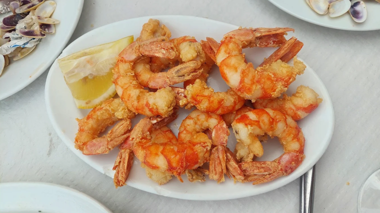Plato de gambas rebozadas servido en El Velero, en Punta Umbría