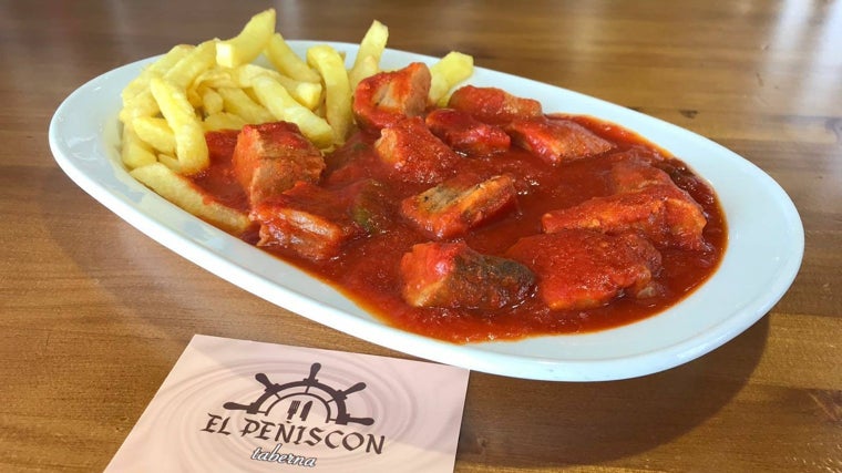Plato de atún con tomate servido en El Peñiscón