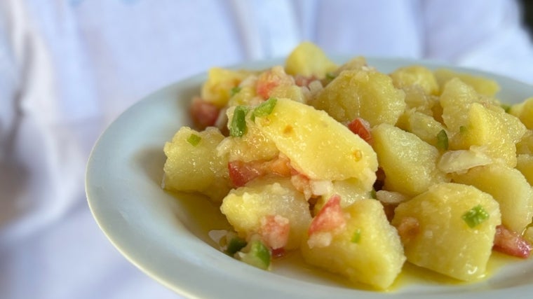 Plato de patatas aliñadas servido en Casa Diego