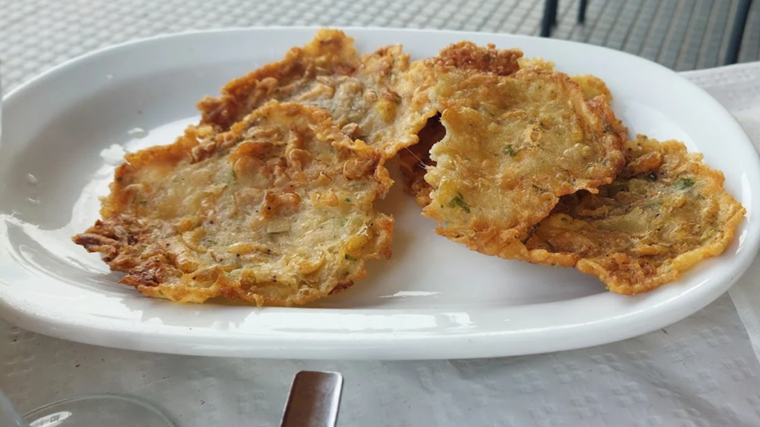 Tortillitas de camarones servidas en El Velero