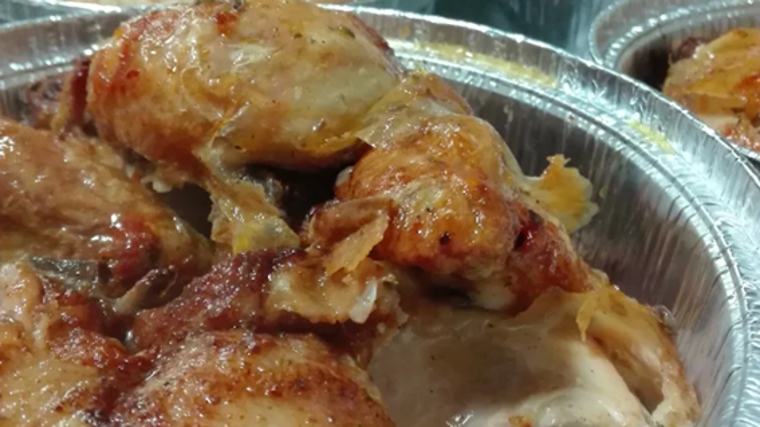 Bandeja servida en el Asador Pollos Hermanos