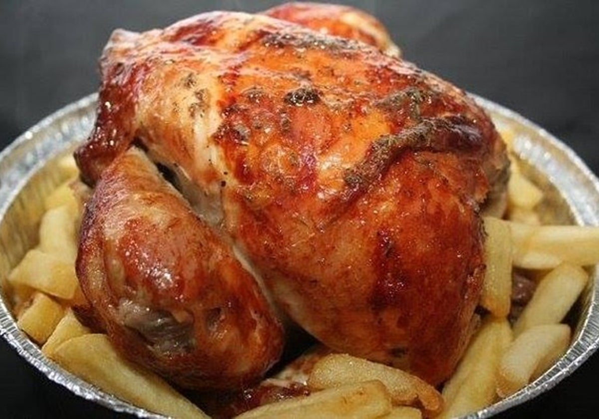 Bandeja de pollo servida en el Asador Pollos Hermanos, una de las mejores pollerías de Huelva