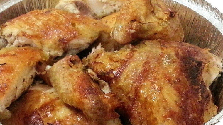Bandeja servida en El Rey del Pollo Asado
