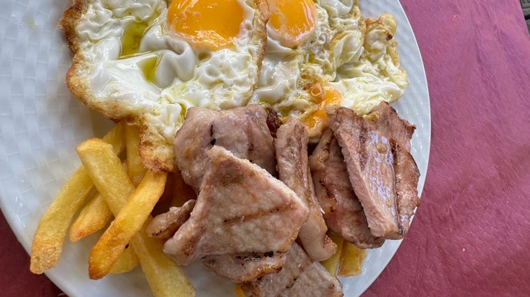 Huevos camperos fritos con patatas y lomo ibérico