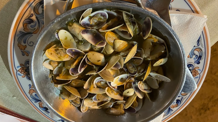 Plato de coquinas servido en el Restaurante Toruño