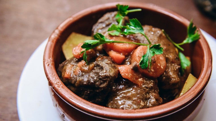 Carne en salsa servida en la Taberna El Condado