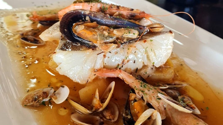 Bacalao al vino blanco del Condado, servido en el Chringuito Tucán