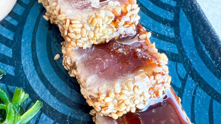 Tataki de atún servido en el restaurante Casa El Palo