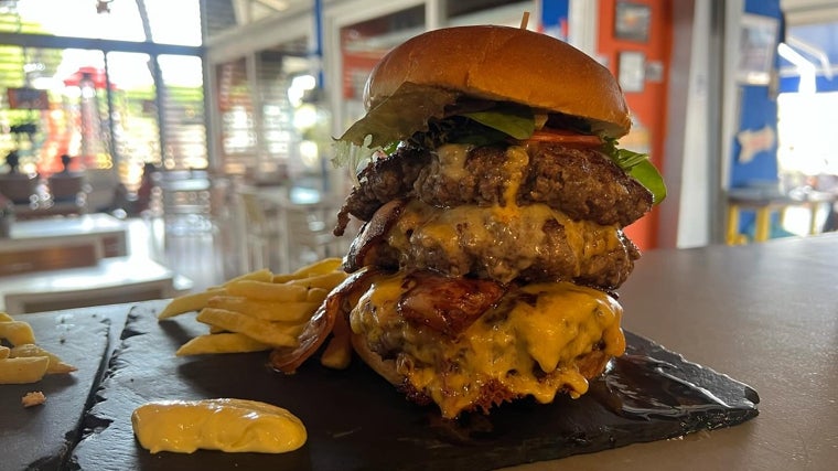 Hamburguesa servida en Surf Bar