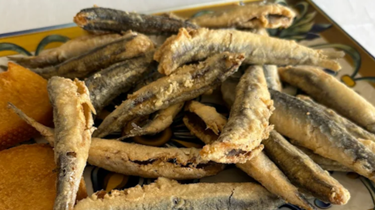 Plato de boquerones servido en el chiringuito Casa Diego, en Punta Umbría