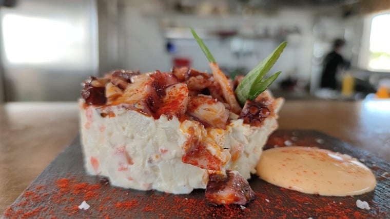 Ensaladilla de pulpo servida en el Chiringuito Costa Colón, en Mazagón