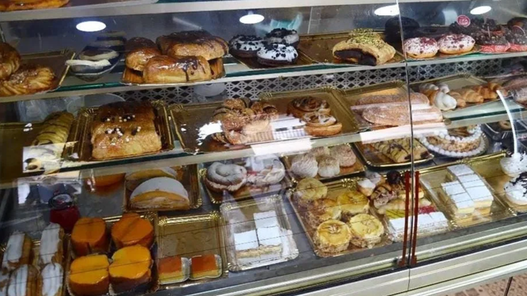 Escaparate de pasteles en El Capricho de Mayra