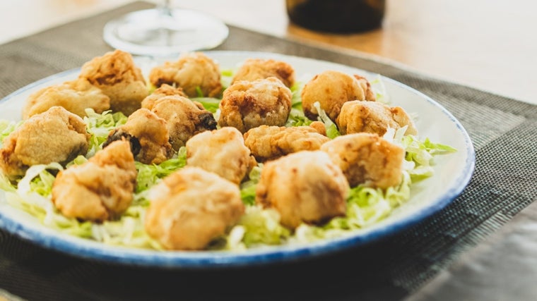 Plato de adobo servido en Mar de Kñas