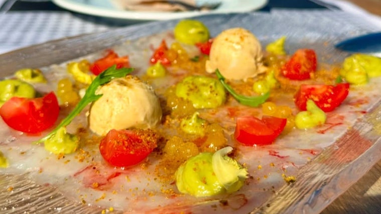 Carpaccio de gambas con helado de wasabi, guacamole y perlas de lima servido en el Restaurante Avante