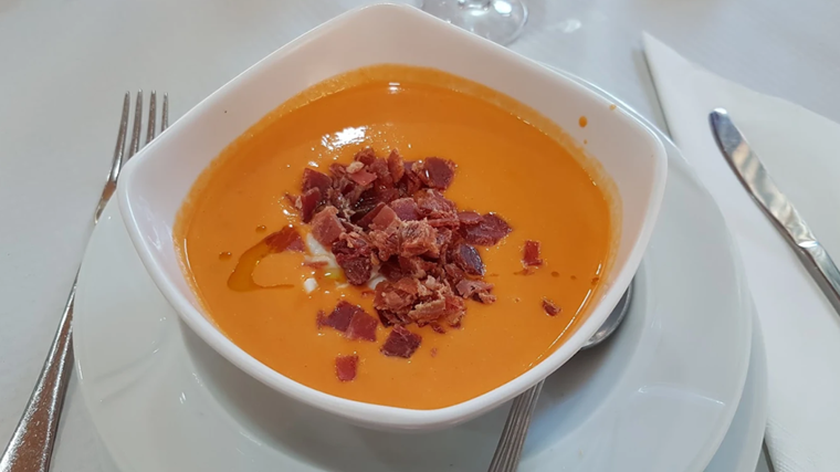 Tapa de salmorejo servida en el Restaurante Nuevo Océano