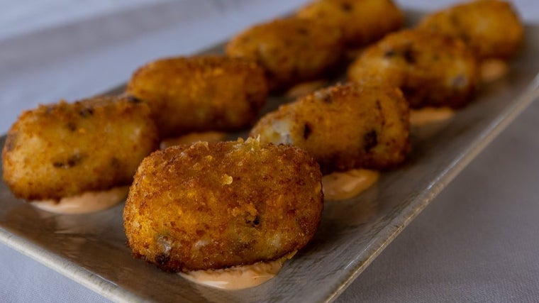 Plato de croquetas servido en Alma Beach