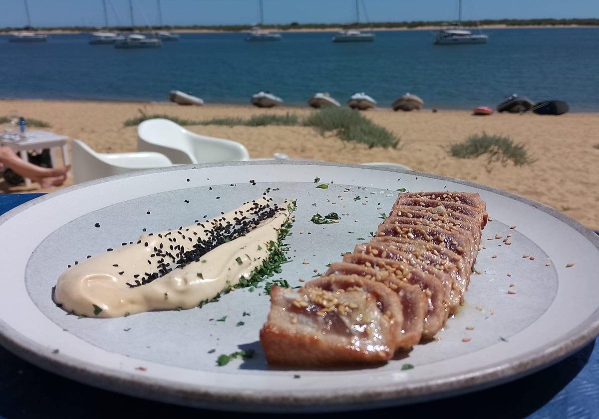 Tataki de atún servido en el Chiringuito Larena, uno de los más míticos de las playas de Huelva