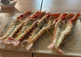 Cigalas al horno servidas en Mar de Leva, uno de los mejores sitios donde comer en Islantilla