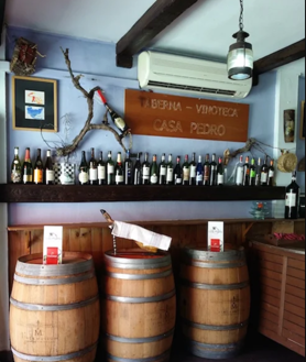 Imagen secundaria 2 - La taberna de la costa de Huelva a la que tienen que ir los amantes del vino