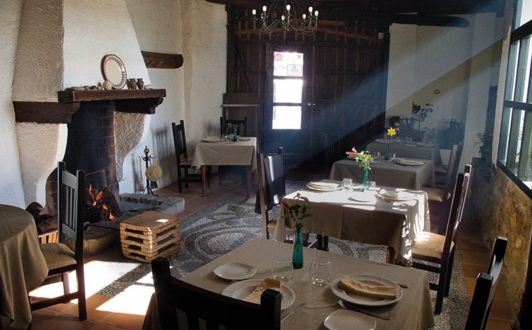 Imagen principal - El restaurante de un encantador pueblo de Huelva que recomienda Michelín: puedes comer por 35 euros