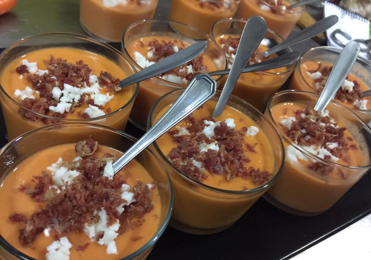 Vasitos de salmorejo servidos en el Restaurante La Rana, uno de los mejores sitios donde comer en Isla Canela