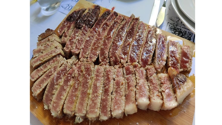 Chuletón de atún rojo servido en el Restaurante Casa Rufino