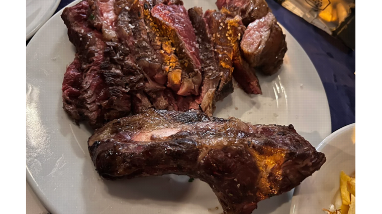 Costillas de Angus servidas en el Asador Los Vascos